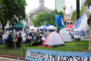 Veillée pour la libération de Milagros Sala remplit la Plaza de Mayo
