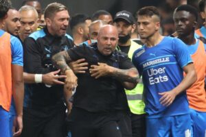 L&rsquo;entraîneur argentin Jorge Sampaoli a perdu le contrôle et est tombé aux mains en plein match contre Nice