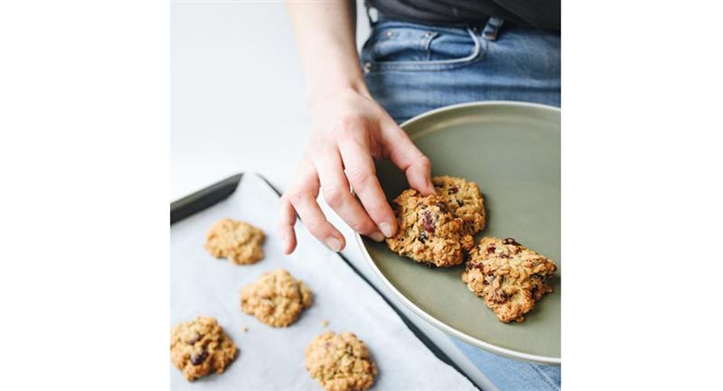 L'ajout de noix ou de pépites de chocolat rendra les biscuits plus croquants et plus délicieux.  Photo : Pexels