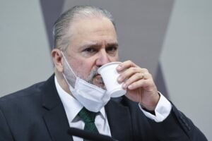 Aras nie l&rsquo;alignement avec Bolsonaro et l&rsquo;omission dans la pandémie
