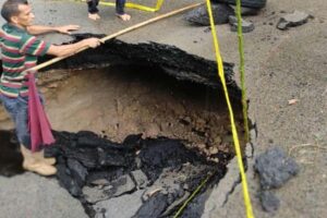 Ils réhabilitent la section de route qui s&rsquo;est effondrée à cause des pluies dans le tronc 10