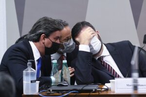 Le sénateur suggère une confrontation pour découvrir « qui ment le plus »