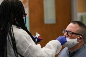 Les États-Unis dépassent les 100 000 cas quotidiens de covid-19