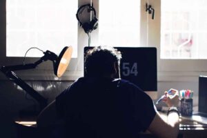 Les objectifs abusifs grandissent avec le bureau à domicile et rendent les travailleurs malades