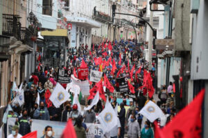 Les travailleurs équatoriens effectuent la première marche contre Lasso