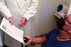 Pharmacien capturé aux États-Unis qui a vendu des cartes de vaccin contre le covid-19 sur eBay