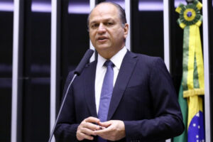 Ricardo Barros, chef du gouvernement à la Chambre, est présenté cette semaine au CPI de Covid