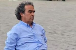 Sergio Fajardo est critiqué pour s&rsquo;être endormi lors d&rsquo;un événement de son match