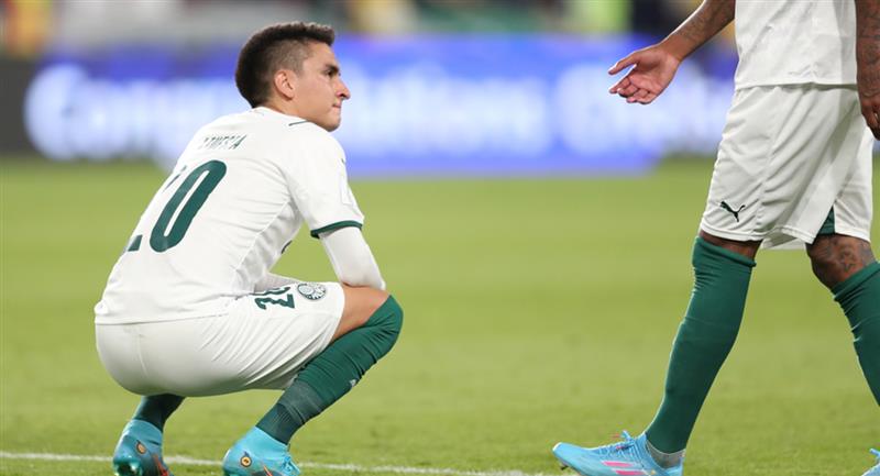 Le Colombien Eduard Atuesta se lamente sur son équipe de Palmeiras.  Photo: EFE