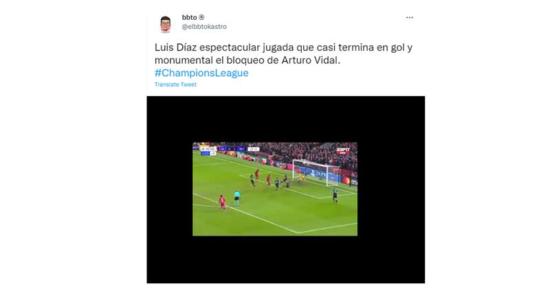 Luis Diaz joue qu'Arturo Vidal a bloqué.  Photo : Twitter @elbbtokastro