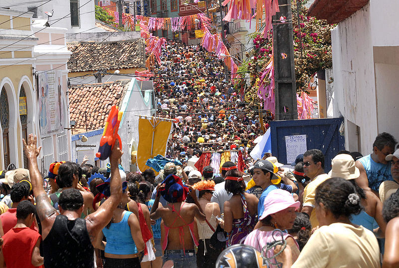 Dans l'image, un bloc de carnaval de rue à Olinda.  Contenu sur le carnaval et la politique