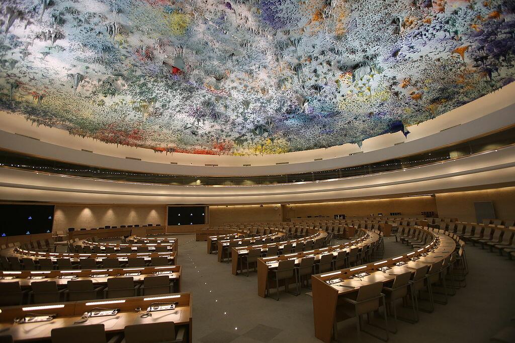 Salle utilisée par le Conseil des droits de l'homme des Nations Unies à Genève, Suisse.  Image : Wikimedia Commons / Ludovic Courtès.