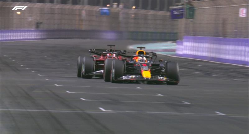 Verstappen et Leclerc se sont affrontés jusqu'à la fin de la course.  Photo: Télévision de Formule 1