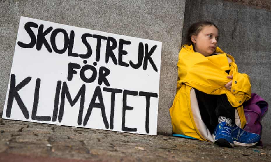 Greta Thunberg mène une grève scolaire et siège devant le Parlement suédois, dans le but de forcer les politiciens à agir contre le changement climatique.