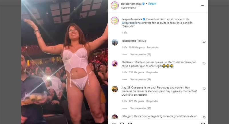 Une femme se déshabille au concert d'Arjona.  Photo : Instagram @wakeamerica