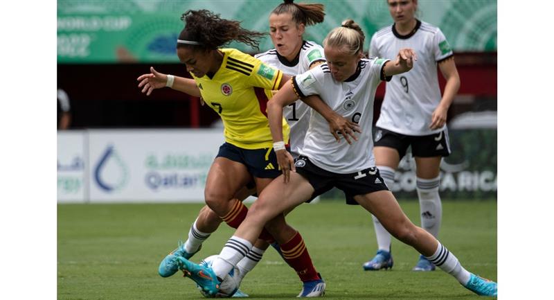 L'Allemagne venait de chuter lors de ses débuts face à l'équipe colombienne.  Photo : Twitter @FIFAWWC