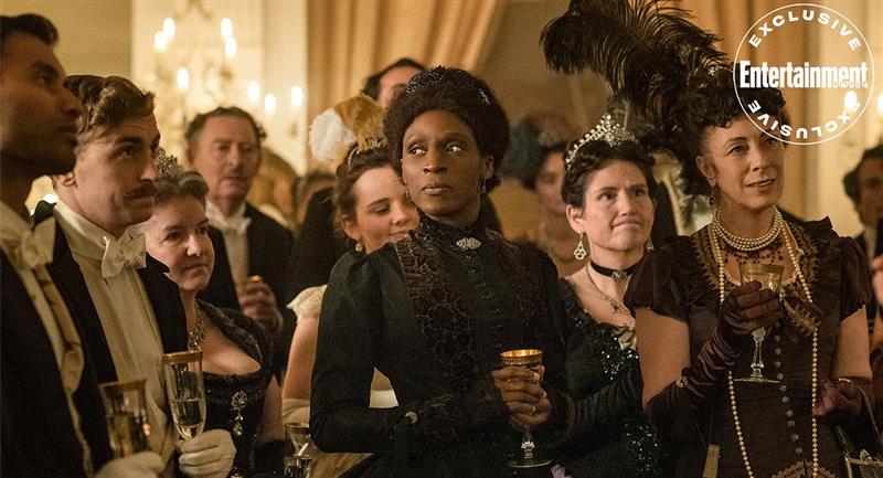 Ce sont les premières images officielles de "Enola Holmes 2".  Photo : Twitter @EW
