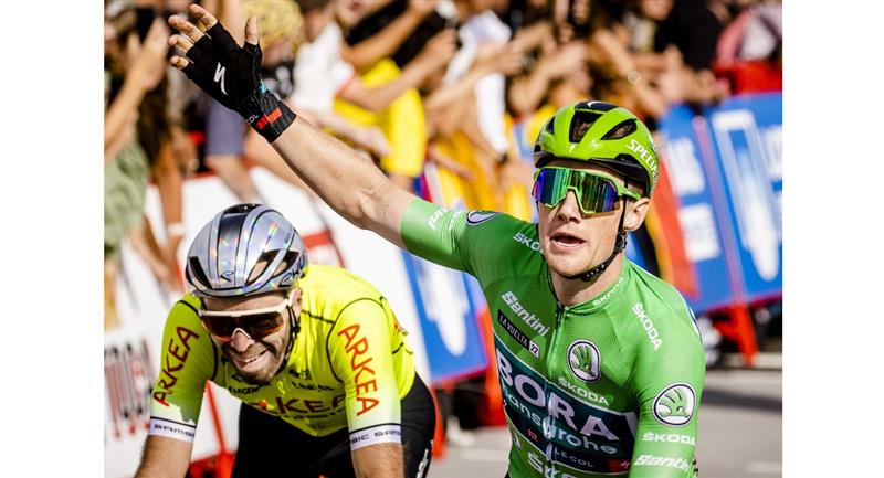 Le podium était complété par Mads Pedersen et Daniel McClay.  Photo: EFE SEM VAN DER WAL