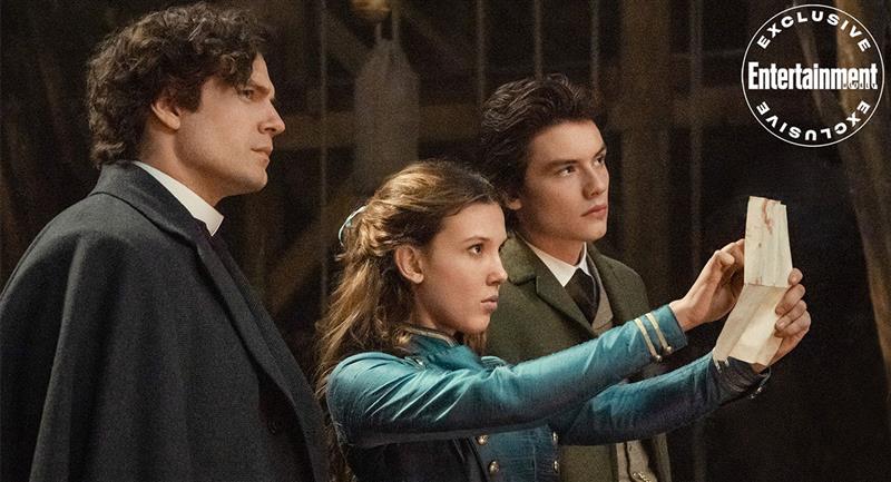 Ce sont les premières images officielles de "Enola Holmes 2".  Photo : Twitter @EW