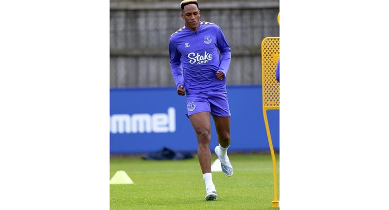 Mina s'est blessée lors des débuts d'Everton en Premier League.  Photo : Instagram @yerrymina