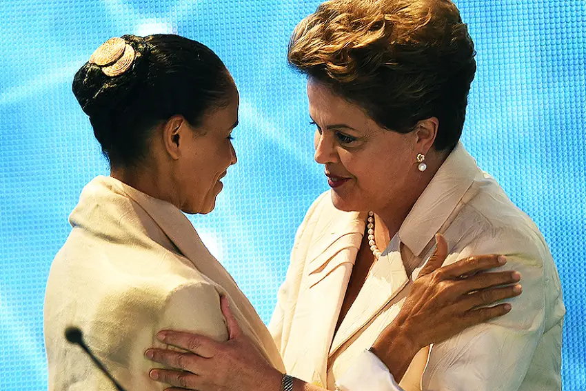 Les candidates Marina Silva (PSB) et Dilma Rousseff (PT) se saluent lors d'une pause dans le débat entre les candidats à la présidence promus par Rede Bandeirantes, en 2014. Image : Ivan Pacheco/VEJA.com.