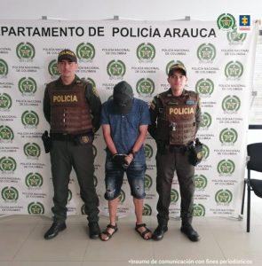 Le patrouilleur Cristian Delgado Díaz a été accusé du crime de violence domestique aggravée.  Photo : Twitter @FiscaliaCol