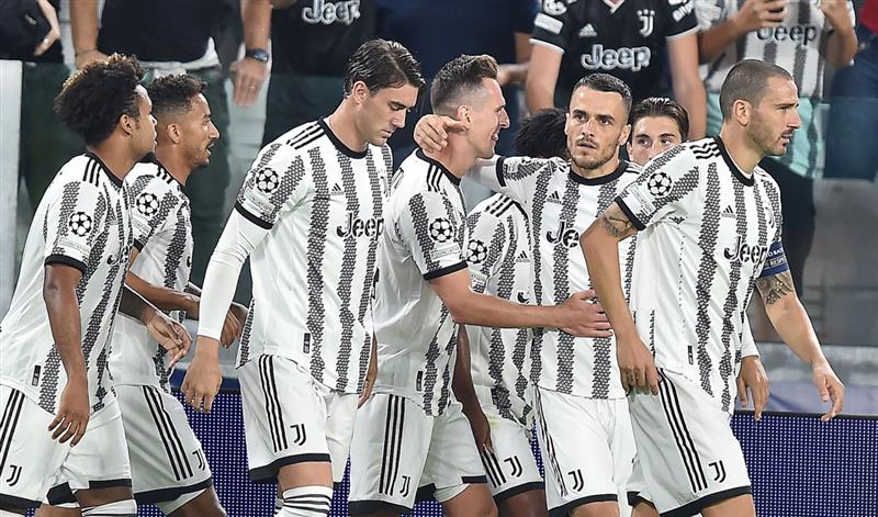 La Juventus a commencé par remporter le duel grâce à un but du Polonais Arkadiusz Milik.  Photo: EFE