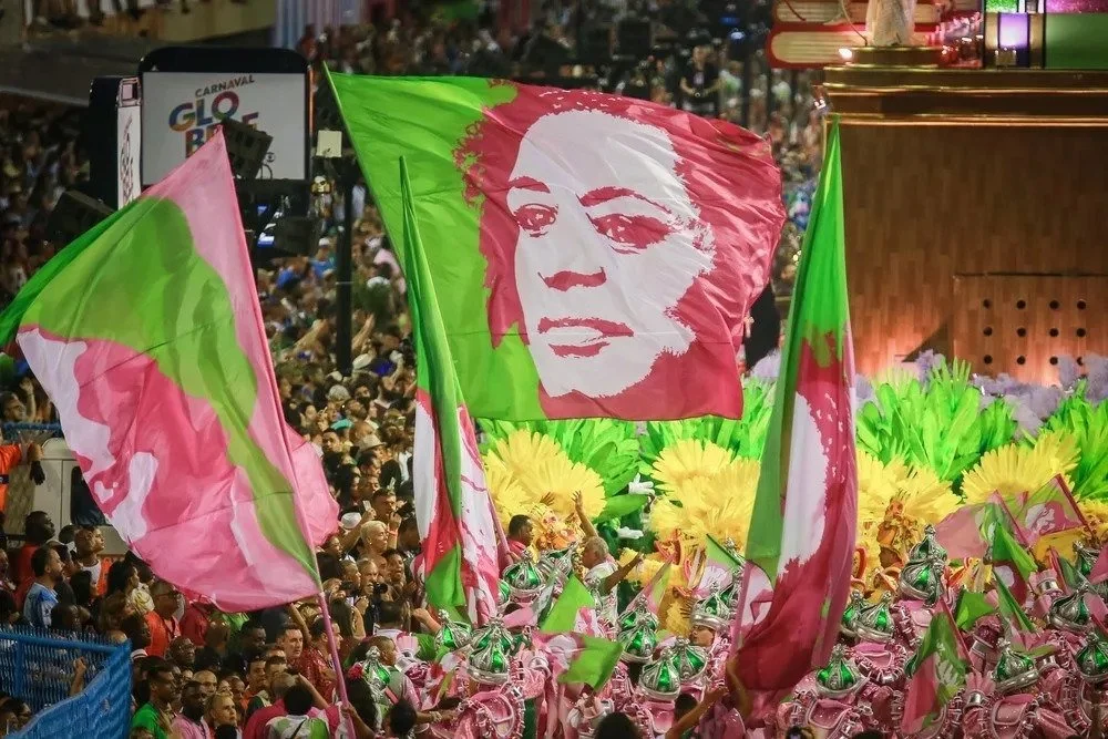 Drapeau de l'école Estação Primeira de Mangueira avec le visage de Marielle Franco