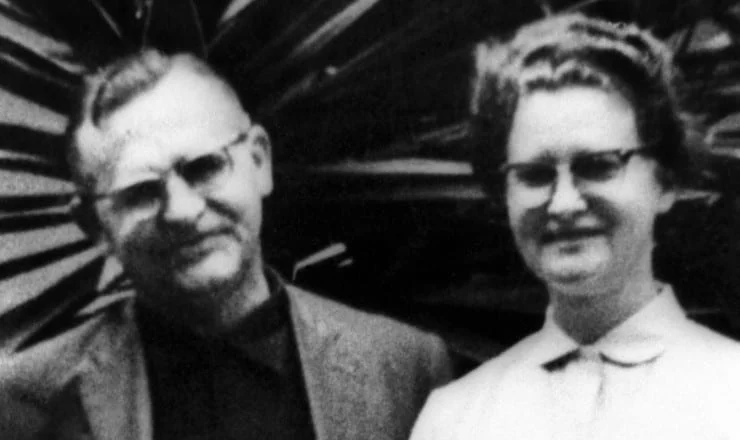Homme à gauche et femme à droite souriant pour la photographie.