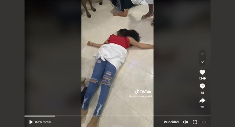 Exorcisme d'une femme possédée.  Photo : TikTok @pastorjuangabrielpeña