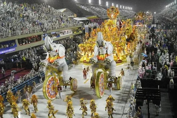 Voitures et chars lors d'une parade d'école de samba au sambodromo