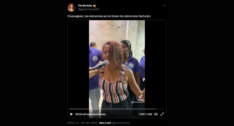 Inhabituel!  La femme était possédée et le diable s'est manifesté en chantant comme Shakira.  Photo : Twitter