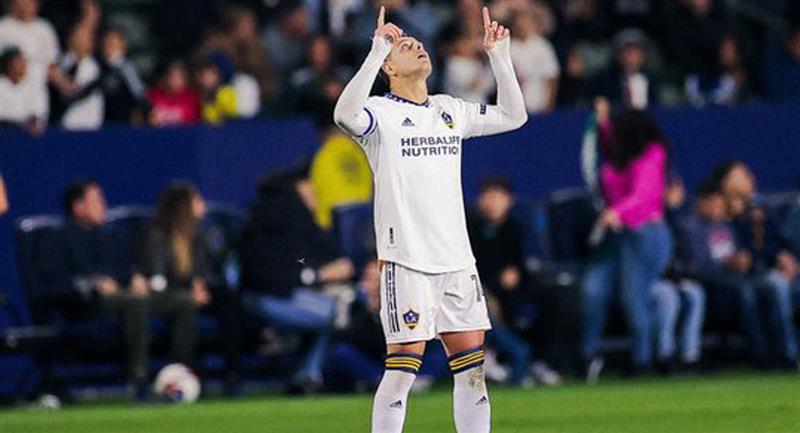 Chicharito Hernández est un fervent catholique et il le montre avec ses prières au ciel.  Photo : Twitter @LAGalaxy