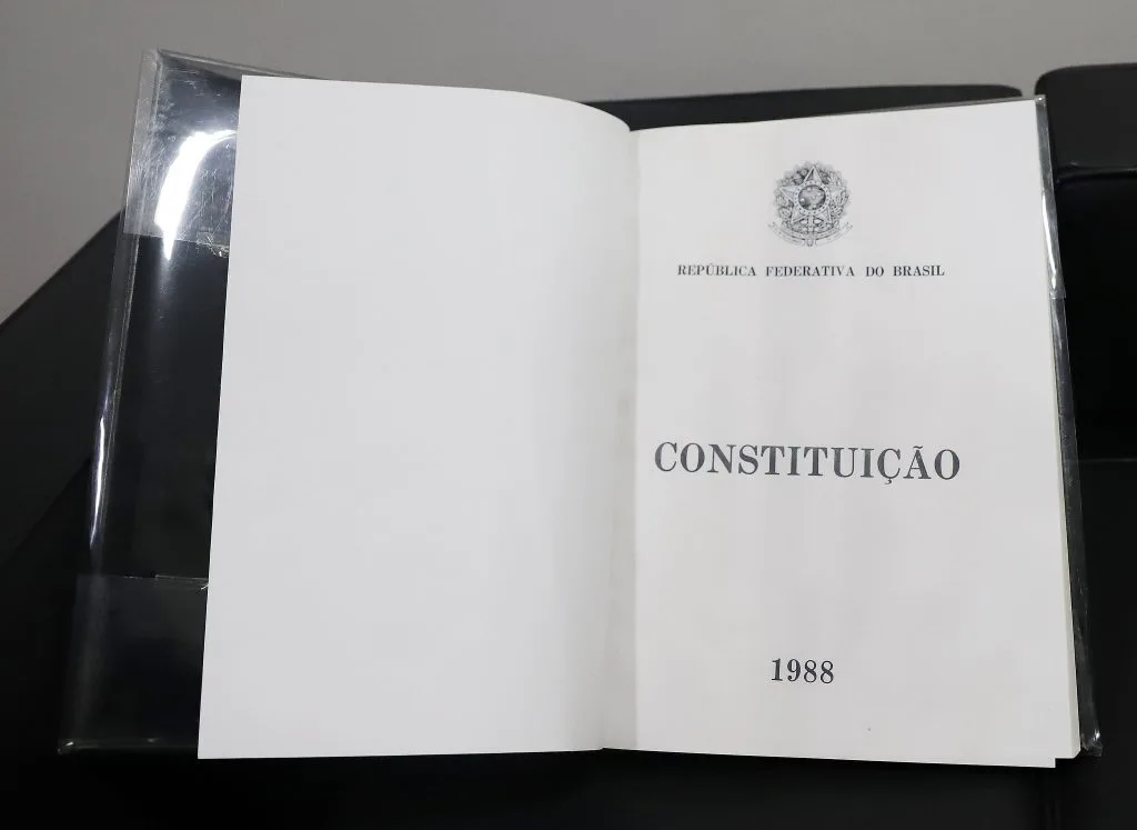 Livre de la Constitution fédérale ouvert