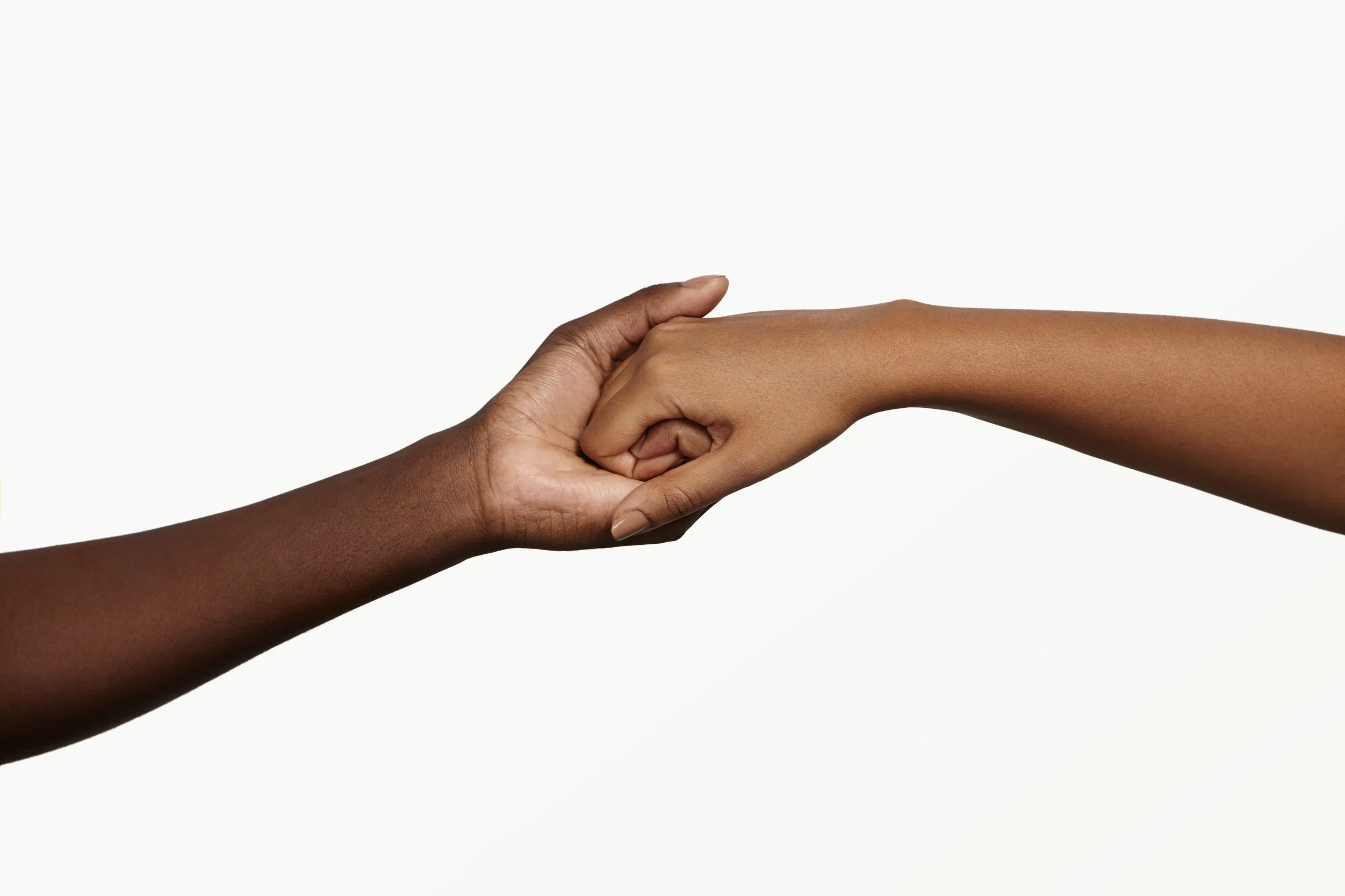 Deux mains entrelacées.