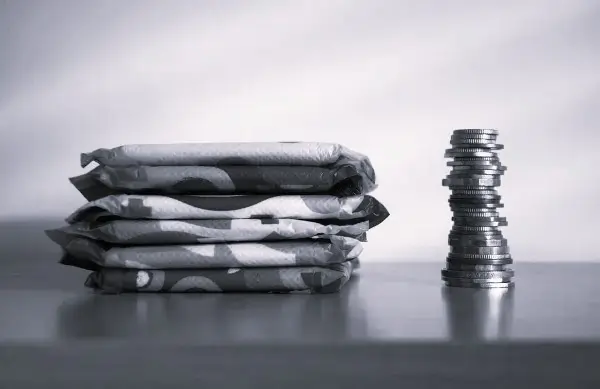 L'image contient une pile de tampons (à gauche) et une pile de pièces (à droite).