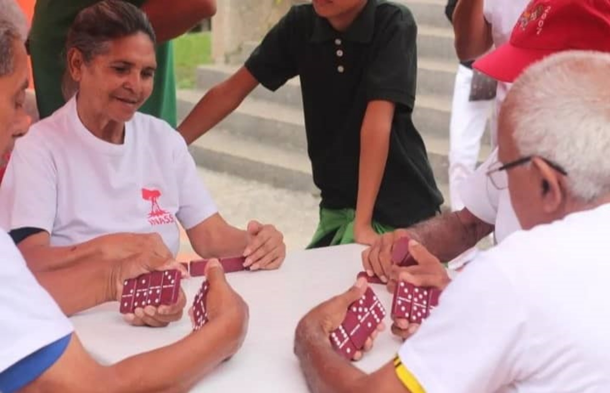 Les personnes âgées ont célébré leur journée au monument de la paix de Trujillo