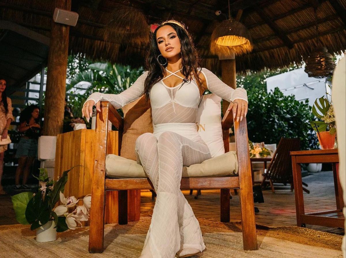 Becky G a exigé le respect de la presse après un incident à l'aéroport