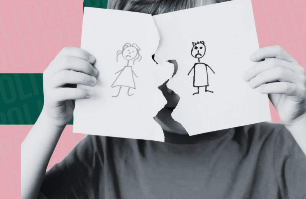 a imagem mostra uma colagem de uma criança segurando uma folha de papel com um desenho. nele há a figura de uma mulher e de um homem, o papel aparece rasgado ao meio sobre o rosto da criança