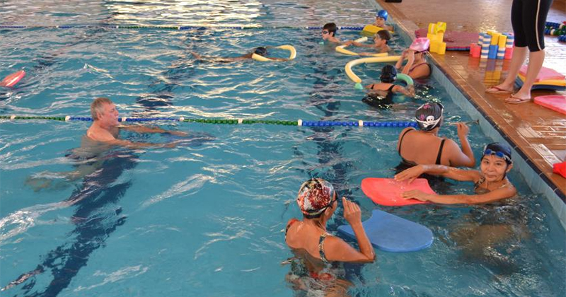 Les cours de natation unissent les générations dans un projet USP à Ribeirão Preto – Jornal da USP