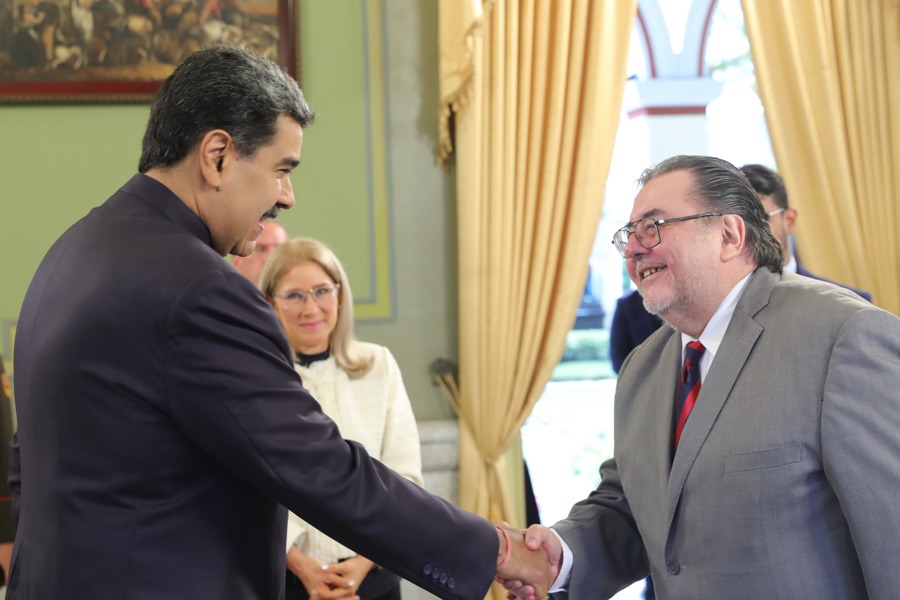 Maduro reçoit les lettres de créance de l'ambassadeur uruguayen