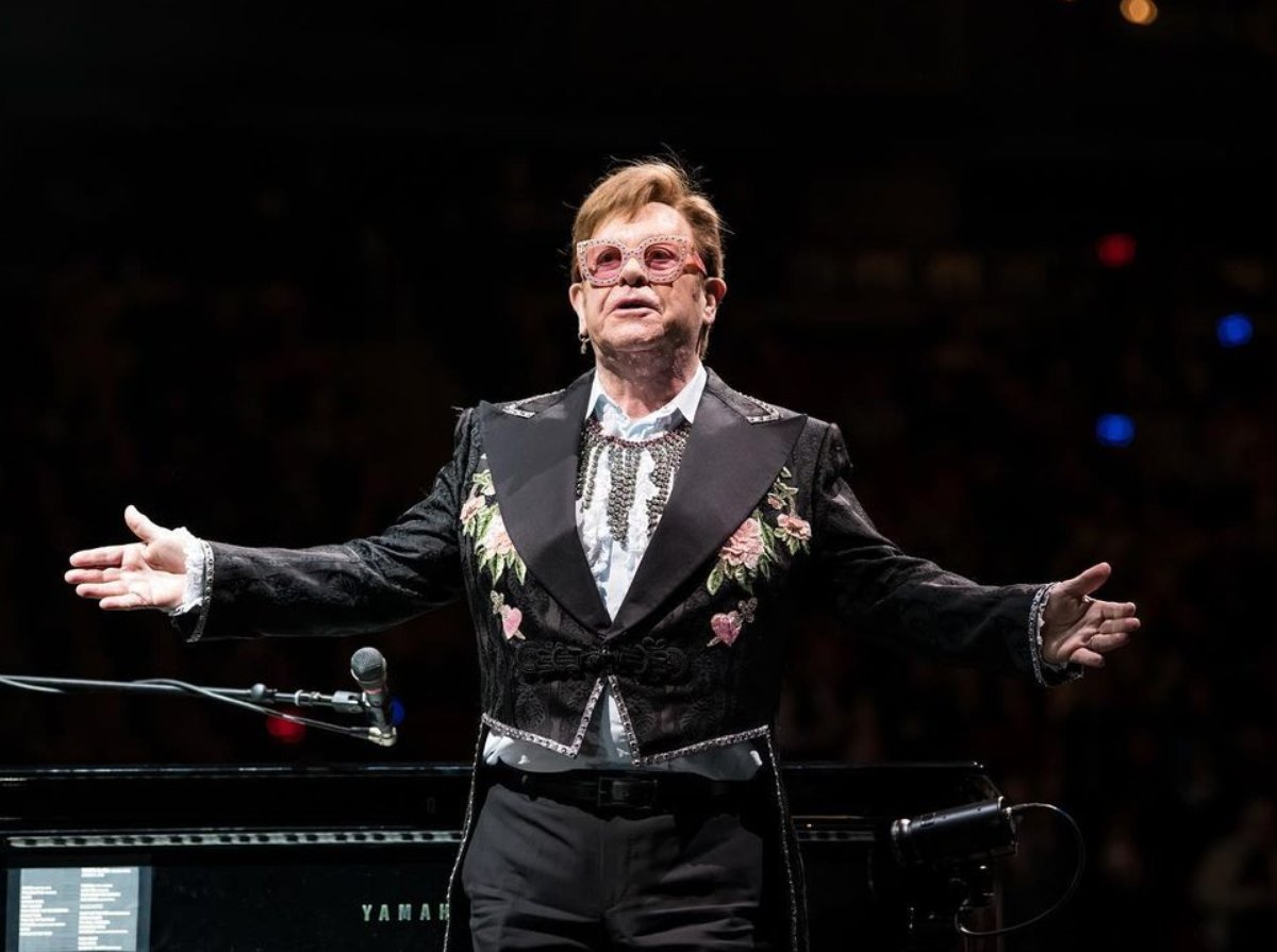Elton John témoigne comme témoin dans le procès de Kevin Spacey
