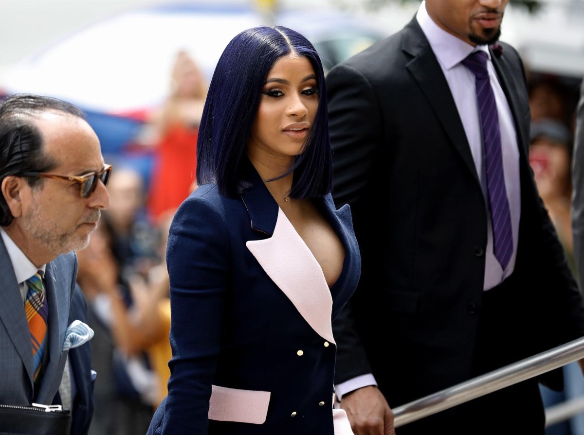 Cardi B lance son micro sur un fan qui lui a lancé un verre