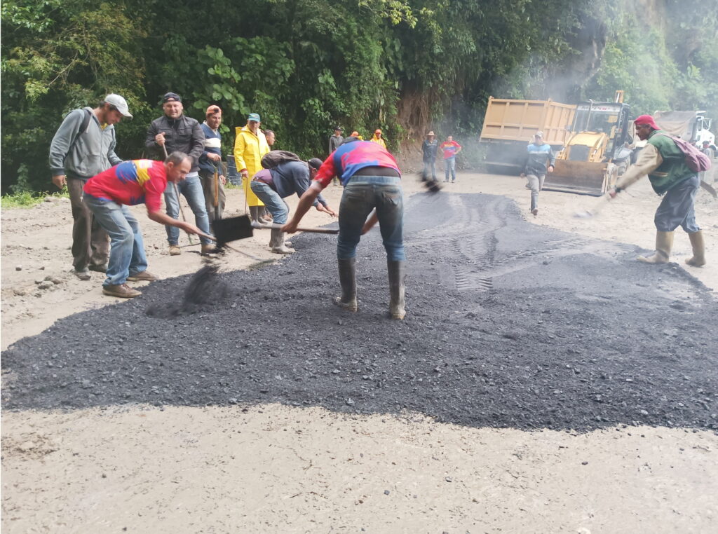 Ils récupèrent des tronçons de route touchés par les pluies à Mérida