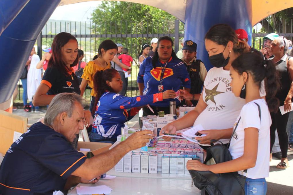 0800-Moustache se rend dans les communautés de Carabobo
