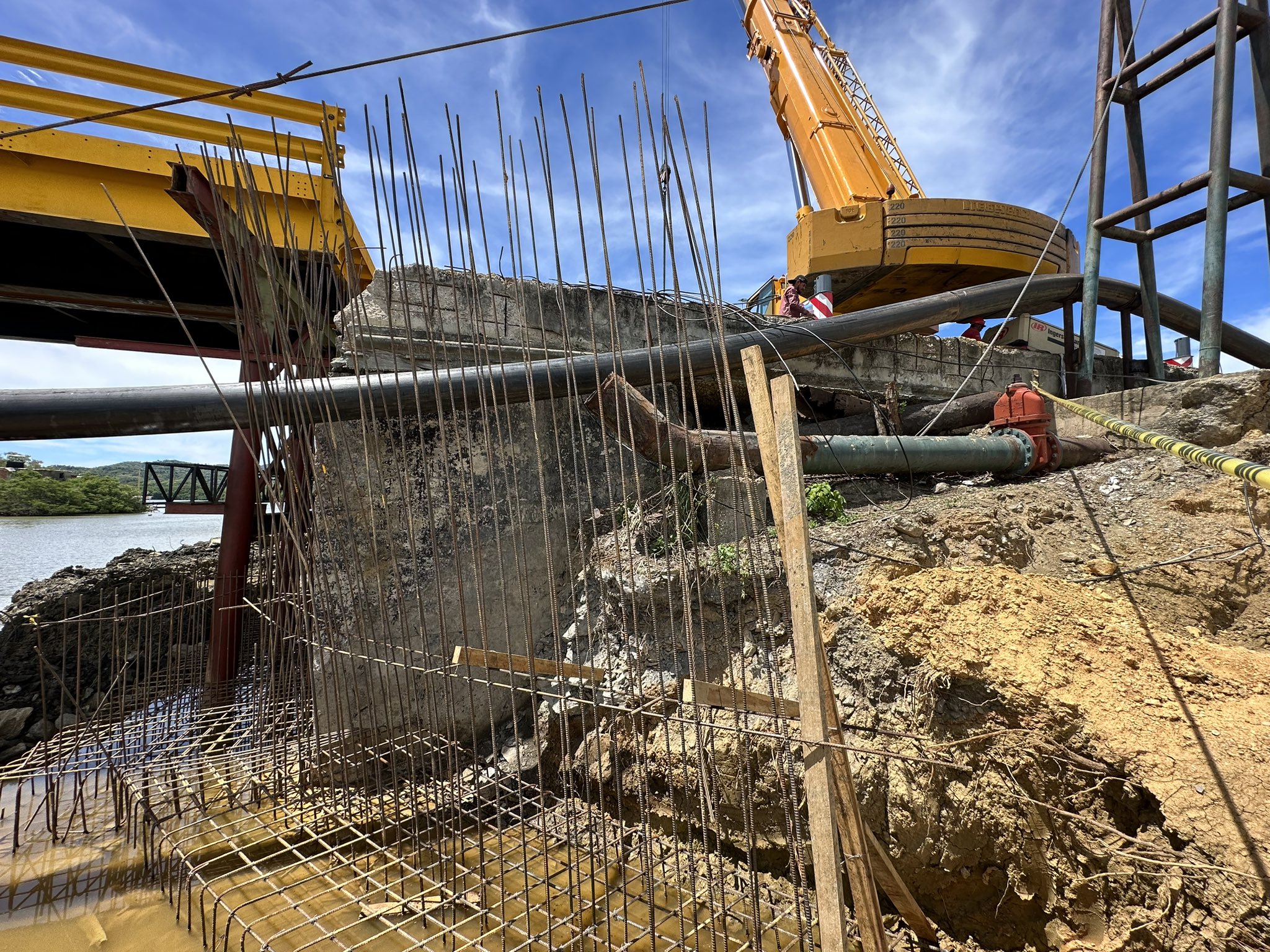 L'installation des tuyaux a commencé sur le pont Guayacán de Carenero