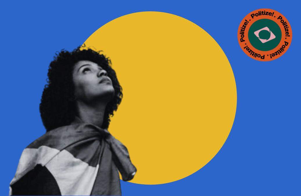 a imagem mostra uma jovem olhando para cima. ela possui uma bandeira do Brasil amarrada em seus ombros