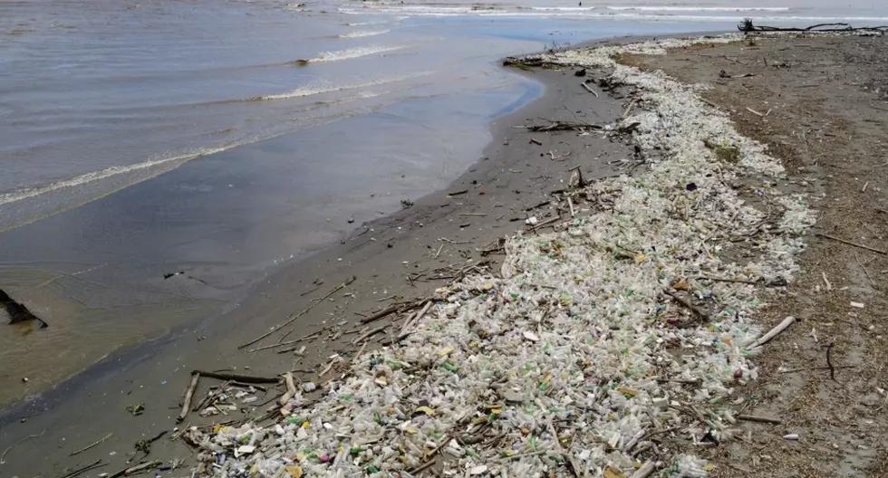 Déchets hospitaliers et « jouets » dangereux sur une plage infestée au Venezuela