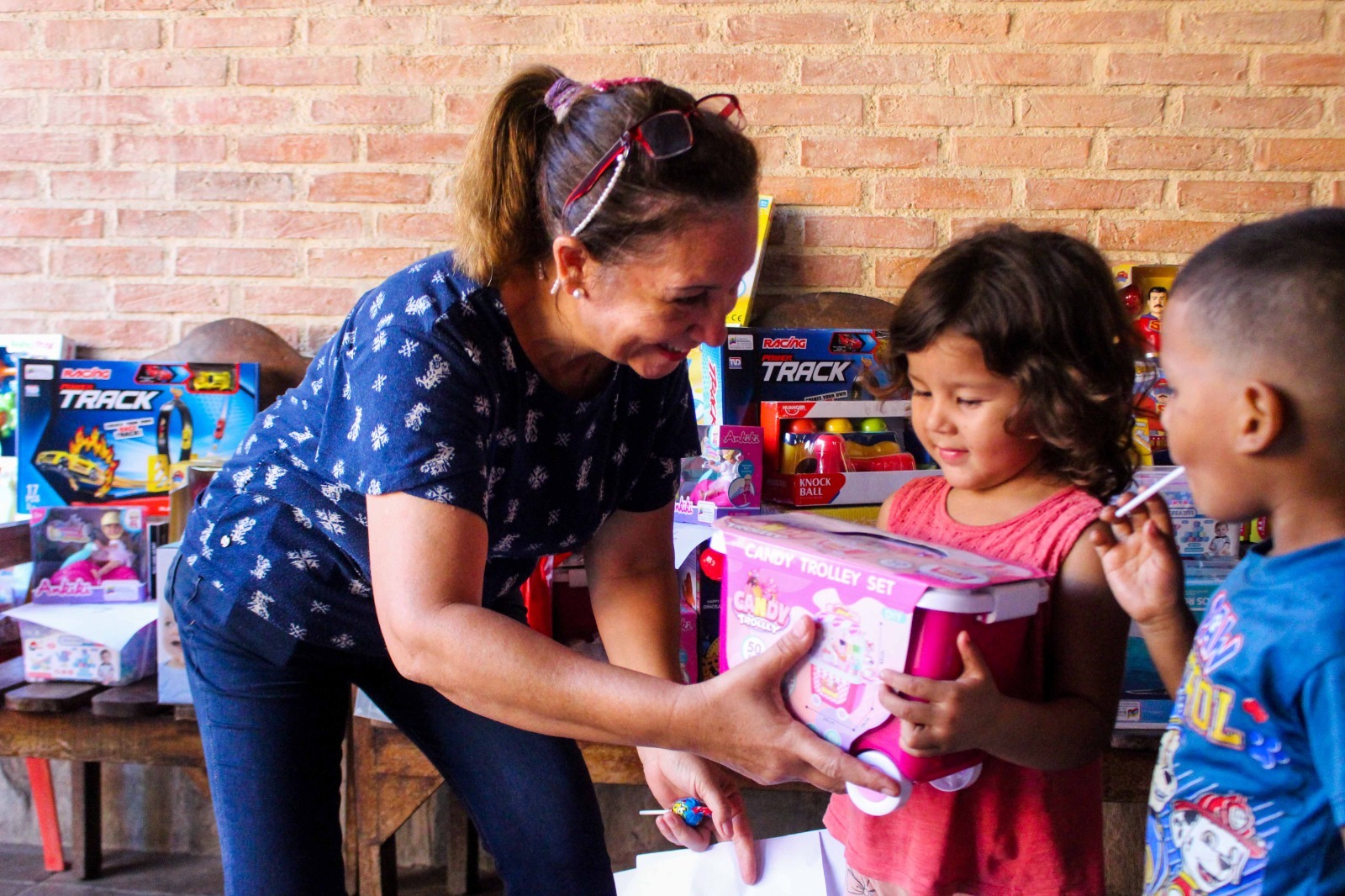 Ils livrent des jouets aux enfants confinés dans un hôpital de Carabobeño