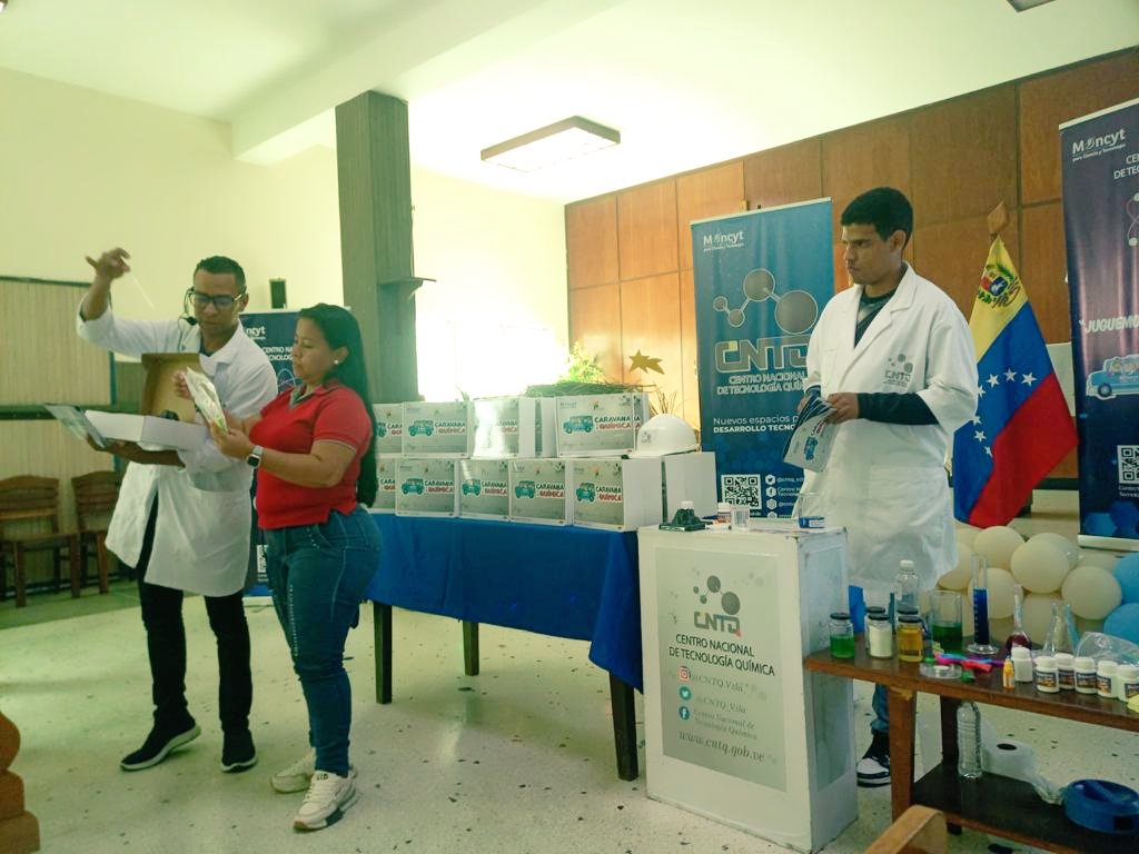 Kits de chimie livrés aux écoles de La Guaira